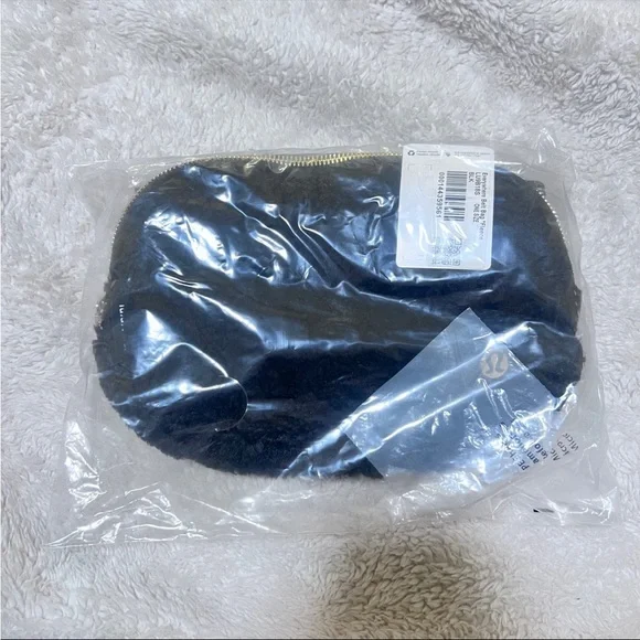 Lululemon Everywhere Belt Bag - Picture 4 of 8